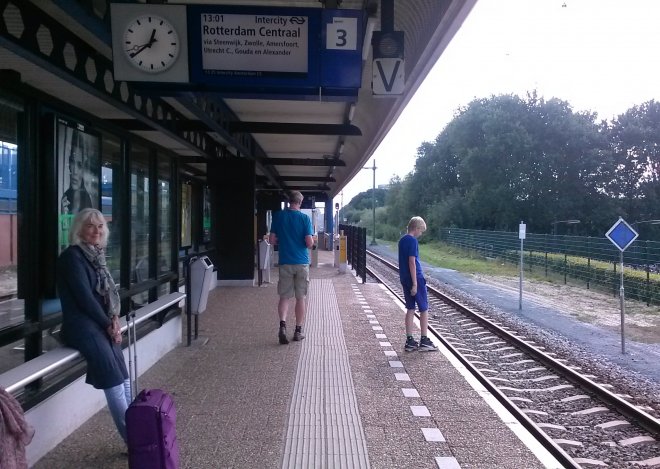 Wachten op de Intercity op het station van Heerenveen.