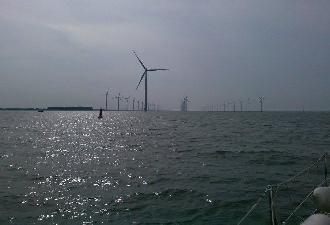 Rijen windmolens op het IJsselmeer bij de Rotterdamse Hoek. Links de dijk van de Noordoostpolder.