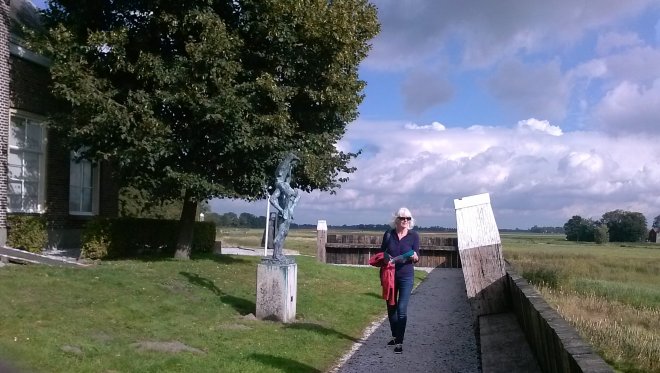 Schokland. Rechts achter de beschoeiing was de zee.