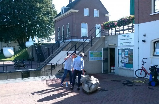 Mensen van de havendienst poetsen de huurkano's schoon. Het einde van het seizoen nadert.