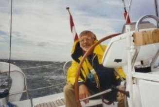 Zomer 2003. Henk in zijn element. Bij windkracht 8 - 9 stuurt hij onze Dulce de Firth of Forth uit.