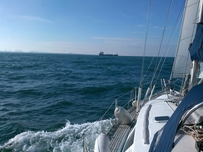 De Maasmond. Achter de Turkse tanker Besiktas Chaperonne steken we de Maasgeul over.