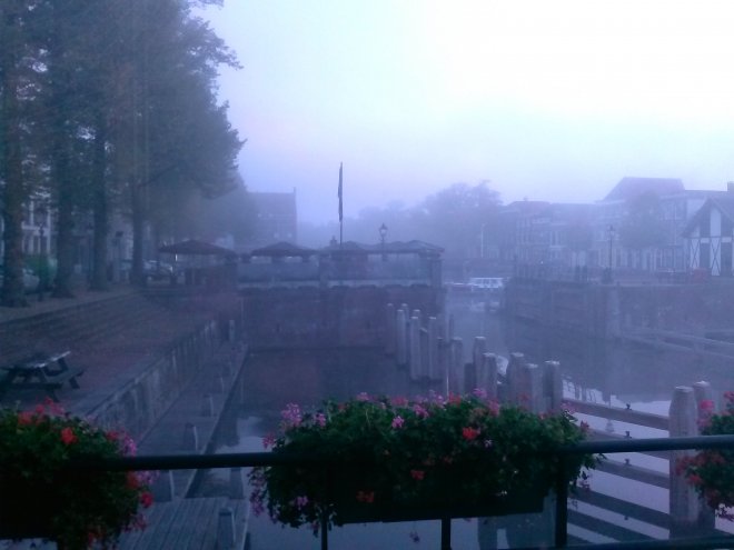 Gorcum vanmorgen in de mist.