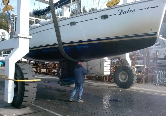 Benno Rexwinkel spuit de slijmerige laag aangroei van onze Dulce weg.