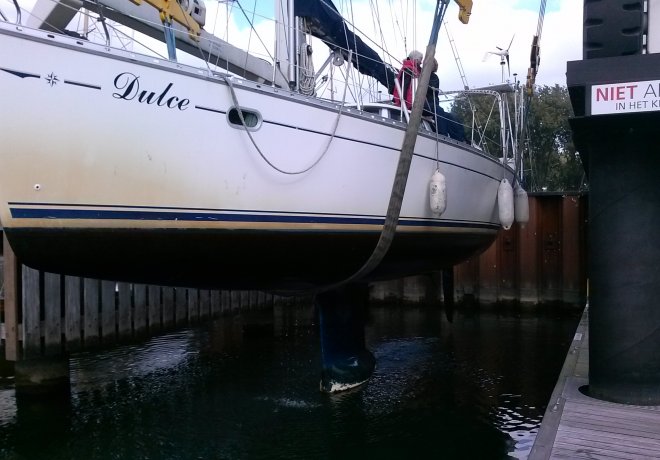 Nog een foto van gisteren, toen onze Dulce in Numansdorp in de kraan hing. Aan boord zitten Ans en Fons.