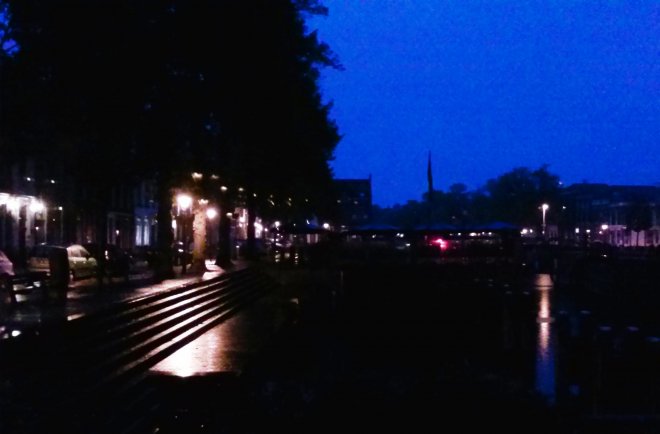 Melancholiek Gorcum, vroeg vanochtend in de regen.