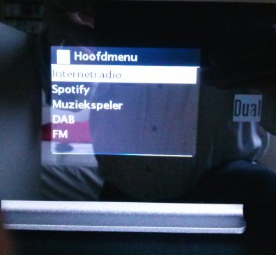 Het hoofdmenu op het kleine display van de Dual DAB+C/Internetadapter.IR 3A.