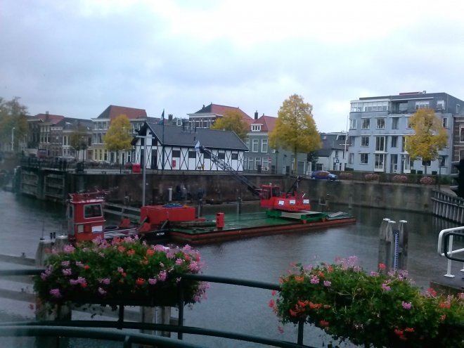 Sinds gisteren is een bedrijf met een drijvende kraan bezig met het vervangen van de steigers in de 1e havenkom.