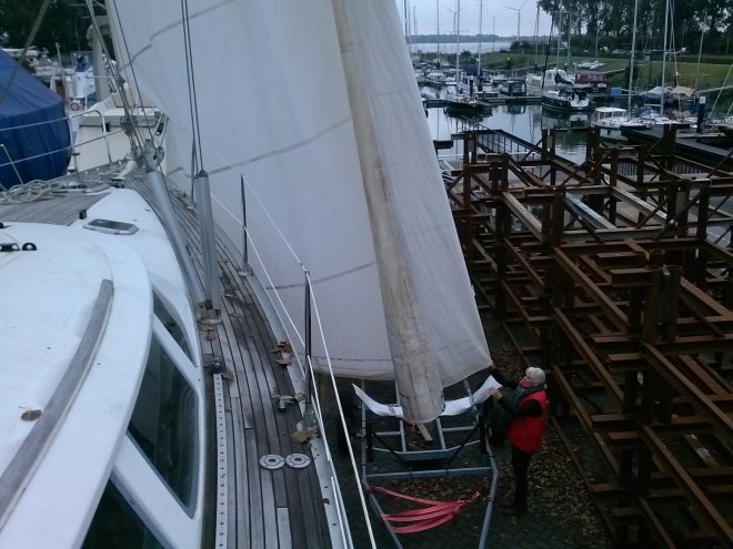 Tenslotte laten we de grote genua op de grond zakken.
