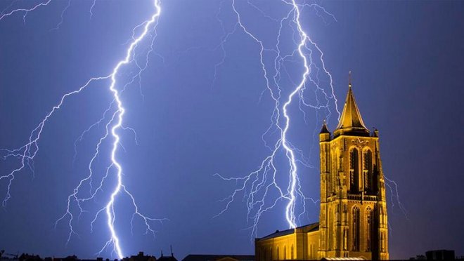Bas 't Hoen maakt al tientallen jaren foto's van onweer. Hier bij de toren van Gorcums Grote Kerk.