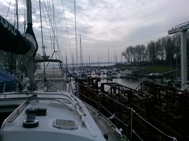 Dulce opgebokt naast de botenkraan in Numansdorp.