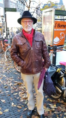 Op de Oudegracht, Utrecht, met mijn nieuwe hoed.