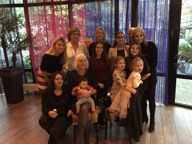 Damesfoto. Voorste rij vlnr. Tessa, Ans met baby Lina-Mae, Vajèn en Lisa. Achterste rij vlnr. Floor, Marina, Nikita, Nicky (achter), Marloes, Mieke (halfbedekt), en Barbara met Esri. (foto: Pijke)