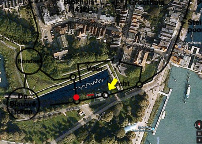 De omtrekken van het kasteel De Blauwe Toren, geprojecteerd op een luchtfoto van de Duveltjesgracht en omgeving (Projectie: Bert Stamkot). Bij de rode vlek is de torenrest gevonden, het rode streepje is de ontdekte stadsmuur. Gele pijl: nog een toren?