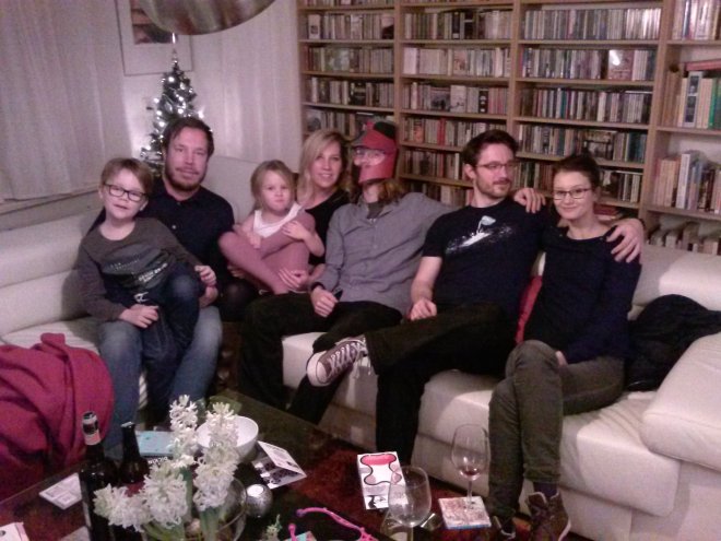 Met zijn allen op de bank. Vlnr. Thijs, Pijke, Lisa, Floor, Bas (met de ridderhelm van Thijs op), Rommert en Loïs.