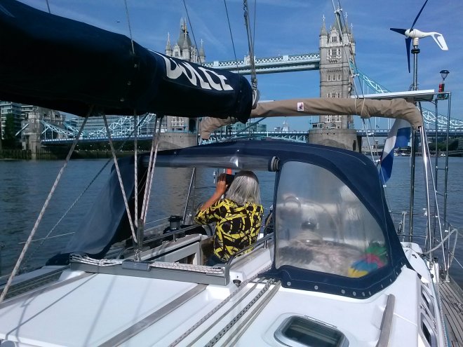 Anna vanmorgen. De boot lag vannacht aan een gratis meerboei voor Tower Bridge.