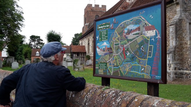 Plattegrond bij de muur van het kerkhof van de St Thomas' Church in Bradwell-on-Sea.