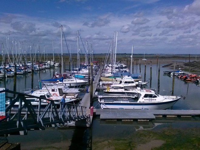 Bradwell Marina vanmorgen, laag water maar het komt al op. Dulce ligt (onzichtbaar) aan het eind van de steiger rechts.