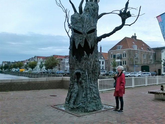 Kunstboom 'Face Freedom' van Anne de Vries op de Koningsbrug in Middelburg.