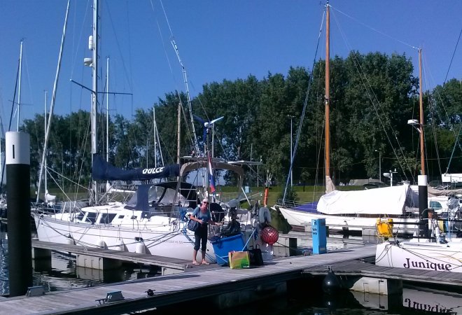 Marina Numansdorp. Alle bagage is ingeladen.