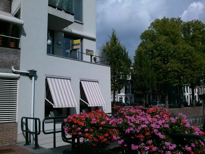 De etage boven ons is verkocht.