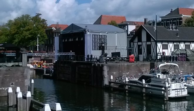 Vanuit de woonkamer kunnen we vanmiddag het Lingehavenconcert goed volgen.