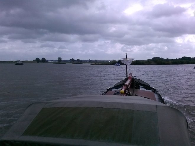 'Niets Zonder Gods Zegen' steekt de Lek over, van Vreeswijk naar de Sluis Vianen. In de verte de brug van de A27.