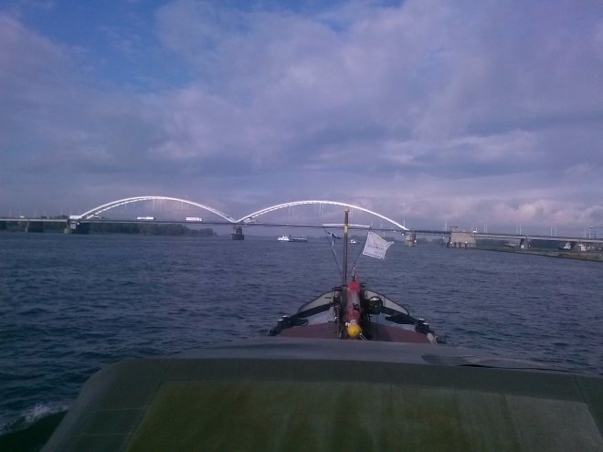 Op de Boven Merwede, op weg naar de Merwedebrug.