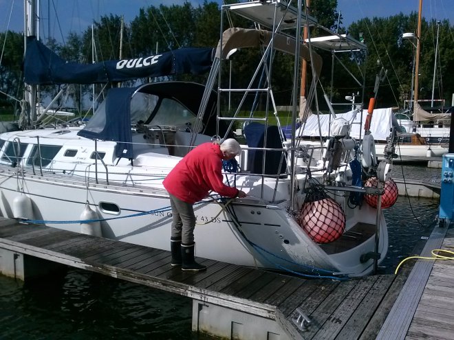 Boot schoonspoelen in Numansdorp.