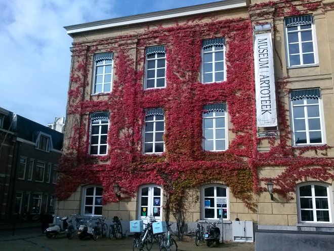 Het Gorcums Museum - het vroegere stadhuis - in herfsttooi.