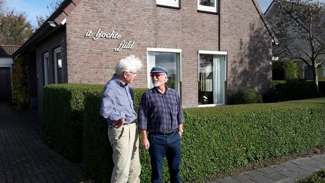 Met Klaas voor het huis in Veenwouden. Let op de Friese naam van het huis.