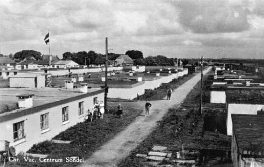 Het voormalige Duitse kamp te Sondel, na de oorlog een strafkamp voor NSB-leden en later een vakantiepark. De foto is van omstreeks 1951.