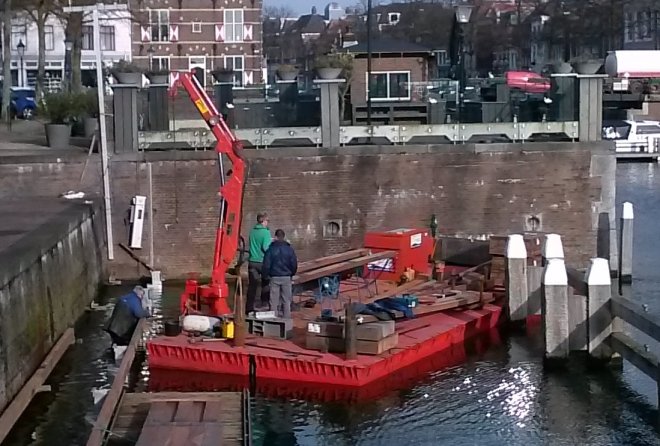 Een steigerbouwbedrijf vervangt de steigers beneden ons (foto van gisteren).