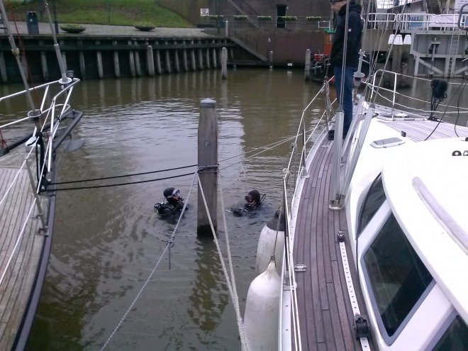 Loes en de andere duiker van Fantasea Divers bij de Dulce. Vanaf het voordek kijkt Bas toe. Helaas vonden ze mijn horloge niet.