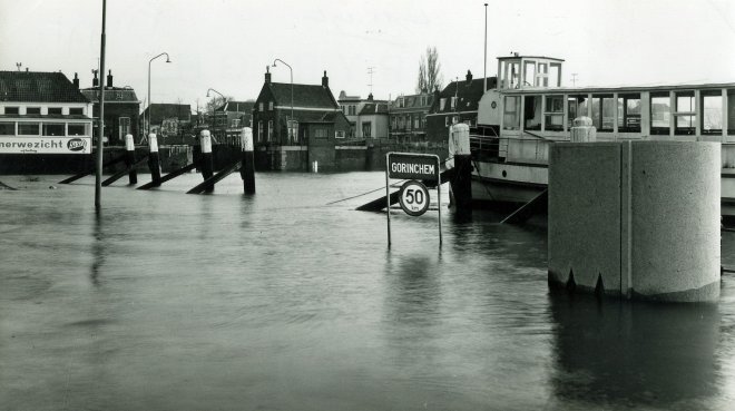 Hog water op Buiten de Waterpoort, 10 december 1965. Let op het piskot rechts. Dat is er niet meer.