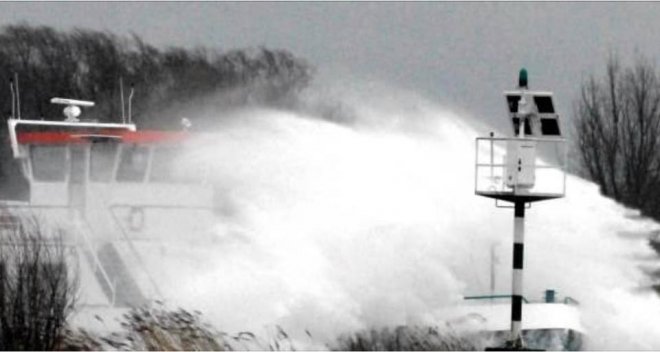 De veerdienst Riveer haalde vanmorgen vroeg de veren over de Merwede uit de vaart (foto Riveer).