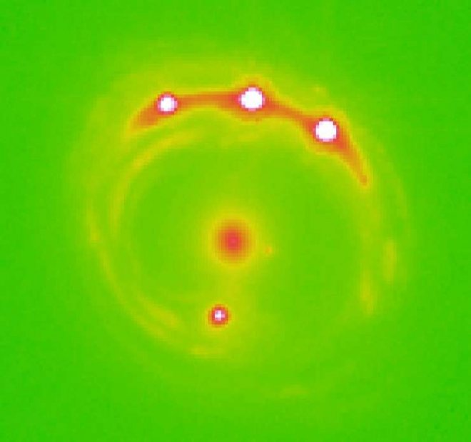 Afbeelding van het zwaartekrachtlensstelsel RX J1131-1231, met in het midden de lens en vier gelenste quasars eromheen. In het lensstelsel zouden triljoenen exoplaneten zijn. (foto: University of Oklahoma)