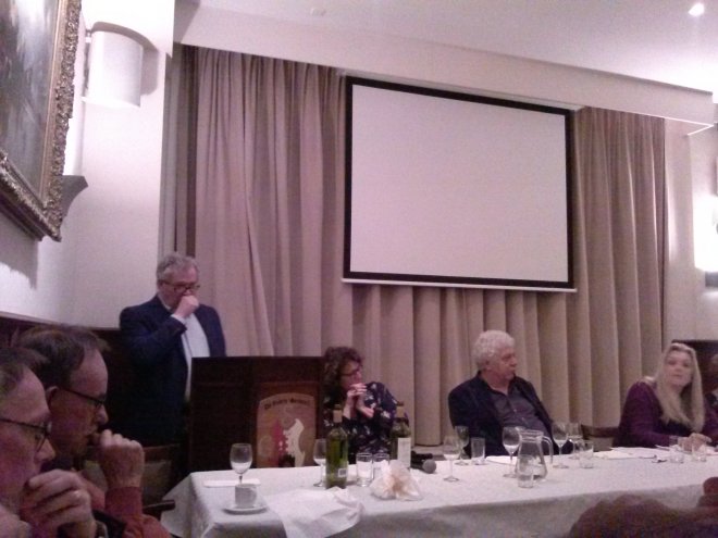 Voorzitter Danny van der Meulen en de andere bestuursleden van buurtvereniging KNAKE gisteravond op de algemene ledenvergadering.