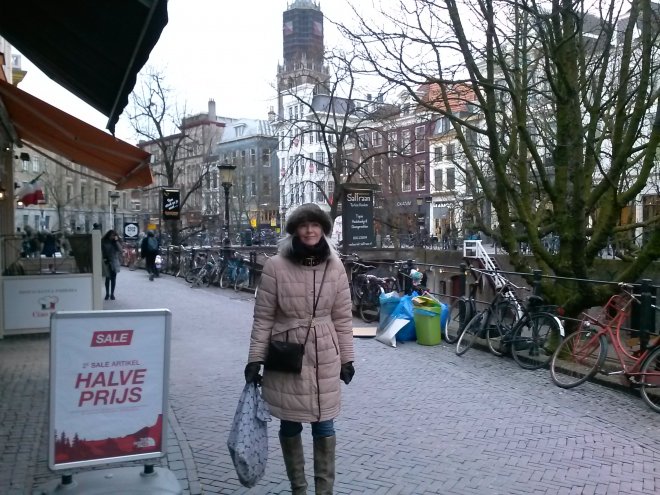 Oudegracht, Utrecht. Het bovenste segment van de Domtoren is met steigers ingepakt.