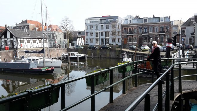 Op de voetgangersbrug rond ons appartement.