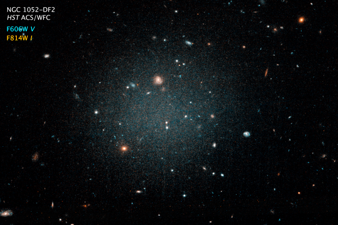 Het sterrenstelsel NGC1052-DF2 op 65 miljoen lichtjaren afstand zou verbazend weinig zwarte materie bevatten (foto: NASA; ESA; P. van Dokkum)