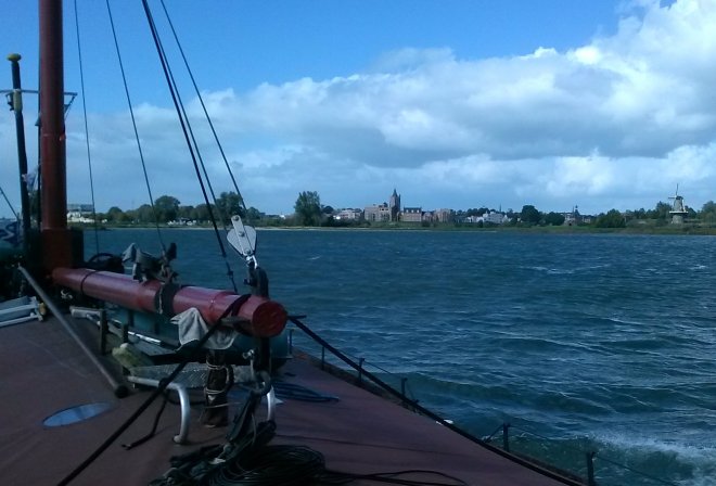 ...en Gorcum rijst van ver. Foto vanaf de 'Niets Zonder Gods Zegen'.