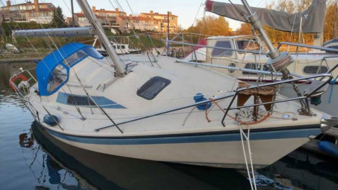 Door de maandenlange droogte vallen zeiljachten in de IJssel in hun havens droog (foto: NRC)