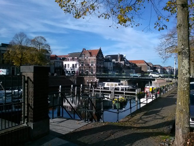 De Kriekenmarkt en de Peterbrug koesteren zich in de warme herfstzon.
