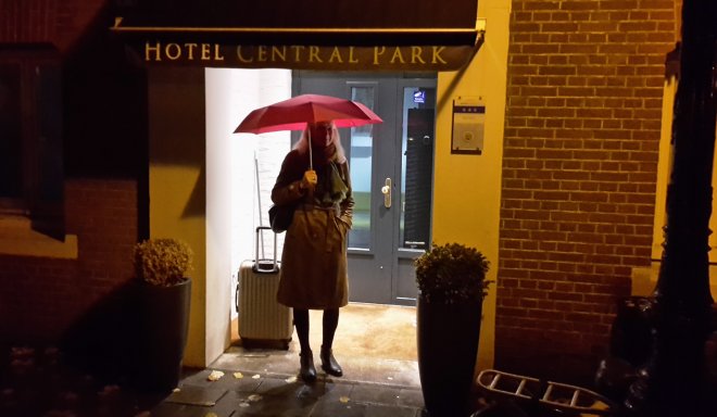 Anna voor de ingang van Hotel Central Park.