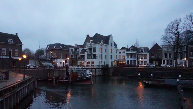 Tegen half vijf is het vrijwel donker.