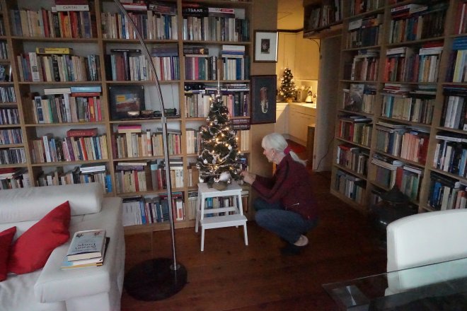 Optuigen van de kunstkerstboompjes. Die in de keuken staat is bedoeld voor de serre.