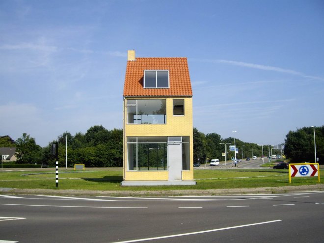 'Draaiend huis', John Körmeling, 2007, op de Hasseltrotonde, Tilburg