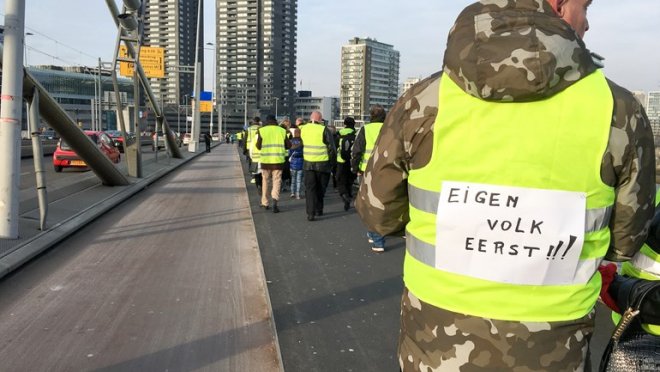 Gele hesjes protesteerden gisteren op de Erasmusbrug (foto:  GinoPress)