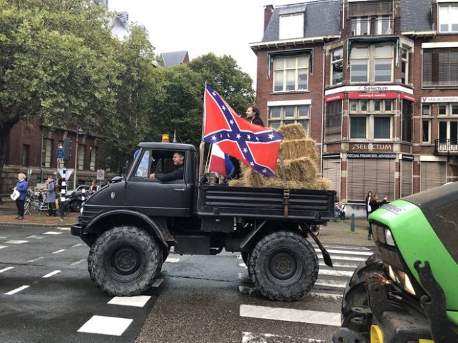 Trekker met de Missippivlag in Den Haag vandaag tijdens de boerenprotesten.